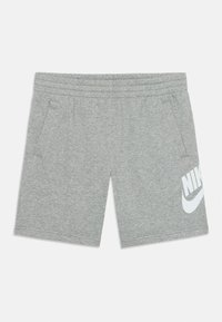 Sivé športové šortky vyrobené z mäkkej tkaniny. Obsahujú elastický pás a dve bočné vrecká. Výrazné biele logo Nike na dolnej ľavej nohe.