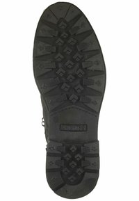 Suela de zapato de goma negra con un patrón de relieve texturizado, que presenta tiras multidireccionales para tracción y el logo de la marca embosado en el lateral.