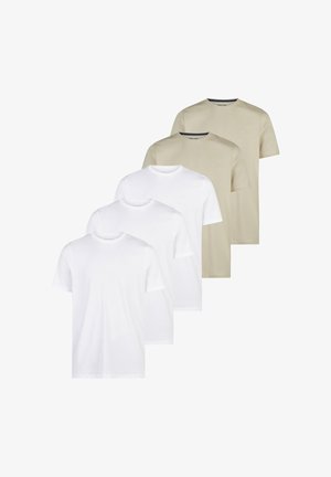 Vijf effen crewneck T-shirts, drie witte vooraan en twee beige achteraan, in een verspringende rij op een witte achtergrond gerangschikt.