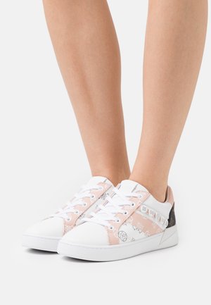 Sneakers bianchi e rosa con pannelli laterali testurizzati, punta rotonda e design con lacci. Presentano accenti del logo e un tallone a contrasto nero.