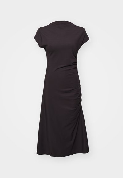 Vestido negro hecho de tela suave con un corsé ajustado, mangas de capucha y detalles fruncidos a lo largo del costado, fluyendo hacia un dobladillo en punta.