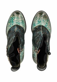 Stiefel mit einer türkisfarbenen, blumengemusterten Lederzehe, schwarzen strukturierten Seiten, Reißverschluss und kontrastierenden hellen Nähten.