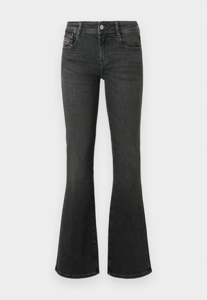 Schwarze, ausgestellte Jeans aus Denim mit mittelhohem Bund, Fünf-Taschen-Design und Ziernähten an den Taschen. Glatte Textur mit leichtem Glanz.