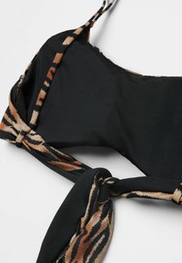 Černý bikiny vršek s nastavitelnými ramínky. Obsahuje vázací design s hnědým a béžovým zvířecím potiskem. Hladká, pružná tkanina.