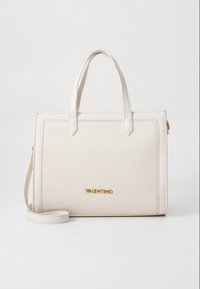 Sac à main en cuir couleur crème avec un design structuré, deux poignées supérieures, une bandoulière amovible et un logo doré "VALENTINO".
