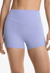 Shorts atletici lila, confecționați dintr-un material elastic și neted. Prezintă un tiv înalt și picioare scurte cu cusături plate pentru confort și flexibilitate.