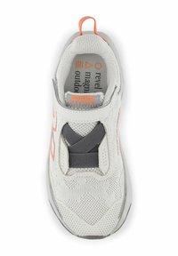 Harmaa urheilukenkä, jossa on verkkopinta, oranssit yksityiskohdat ja joustava hihna. Varustettu pehmustetulla sisäpohjalla ja pyöreällä kärjellä.