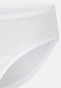 Weiße Baumwollbikinislip mit glatter Textur, ausgestattet mit einem nahtlosen Bund und ergonomisch geformten Beinöffnungen für hohen Tragekomfort.