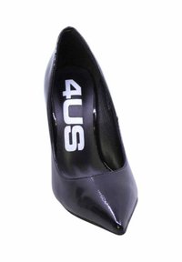Scarpa nera lucida con punta a stiletto e tacco alto, con marchio bianco "4US" sulla soletta, vista dall'alto su uno sfondo bianco.