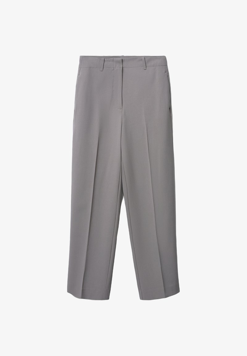 Pantaloni grigi plissettati con design a gamba dritta, realizzati in tessuto morbido, dotati di due tasche laterali e chiusura frontale nascosta.