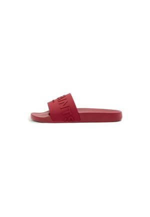 Rote Slide-Sandale mit einem breiten Riemen über dem Fuß, geprägt mit großen Buchstaben, flache Sohle, minimalistisches Design.