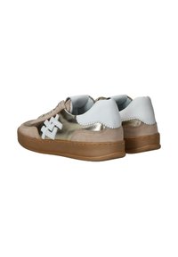 Sneakers met een metallic gouden en beige suède bovenkant, witte leren accenten en een gestructureerde rubberen zool. Beschikt over een vetersluiting.