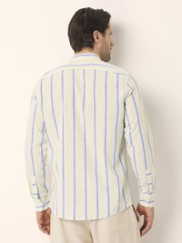 Košile s dlouhým rukávem s vertikálními pruhy v modré, žluté a bílé barvě. Má klasický límec a manžety na knoflíky, vyrobena z lehké látky.
