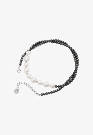 Collier de perles noir et blanc avec des perles rondes, alternant les couleurs, et un fermoir en argent. Comprend une chaîne ajustable pour le réglage de la longueur.