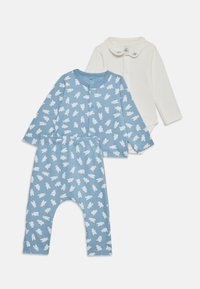 Set van twee babykledingstukken: lichtblauwe lange mouwen romper met witte berenprint en crèmekleurige lange mouwen body met kraag.