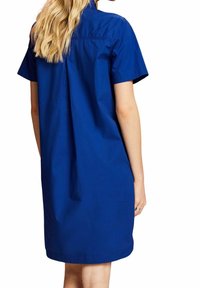 Abito blu a maniche corte con vestibilità ampia e dettaglio di piega sul retro. Realizzato in tessuto di cotone, presenta un orlo dritto e un design semplice.
