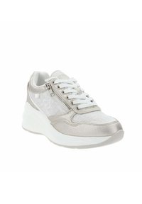 Jasnoszare sneakersy z teksturowanym materiałem na cholewce, srebrnymi akcentami, białymi sznurówkami i bocznym zamkiem. Posiadają masywną białą podeszwę.
