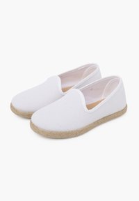 Scarpe bianche senza lacci con tomaia in tela testurizzata e suola in corda naturale. Fodera liscia e design minimalista.