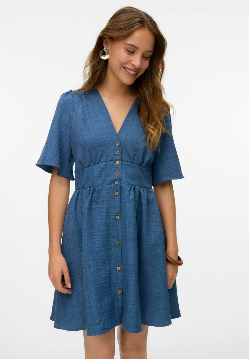Abito blu a maniche corte con scollatura a V, apertura frontale a bottoni e gonna svasata. Realizzato in tessuto texturizzato, con vita aderente e linea vita naturale.