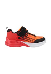 Zapatilla deportiva roja y negra con parte superior de malla, acentos texturizados y una suela blanca gruesa. Cuenta con una correa ajustable y patrones contrastantes.