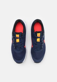 Nike Performance REVOLUTION UNISEX granatowy