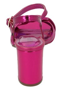 Rosa metalliska högklackade sandaler med en kraftig klack, justerbart vristband och en glänsande yta på ovansidan och sulan.