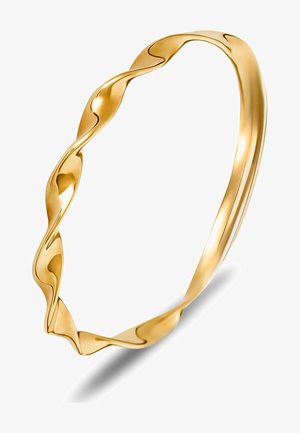 Bague torsadée en ton or avec une surface lisse et réfléchissante, arborant un design ondulé et une épaisseur uniforme tout au long.