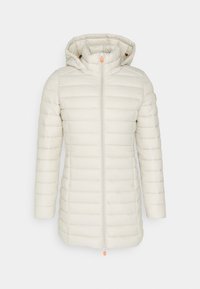 Lys beige pufferjakke med hætte, der har et lodret quiltet design, frontlynlås og orange detalje på lynlåsdragten.