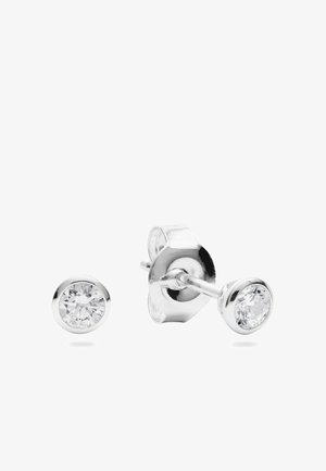 Paar runde klare Edelstein-Stecker, gefasst in poliertem Silber mit Flügelverschluss auf weißem Hintergrund.