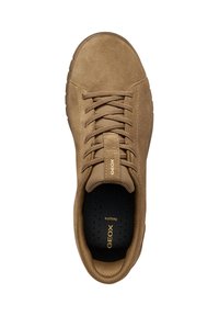 Sneaker in suede marrone, con punta arrotondata, tomaia testurizzata, lacci piatti e interno imbottito. Presenta una soletta perforata nera con logo.