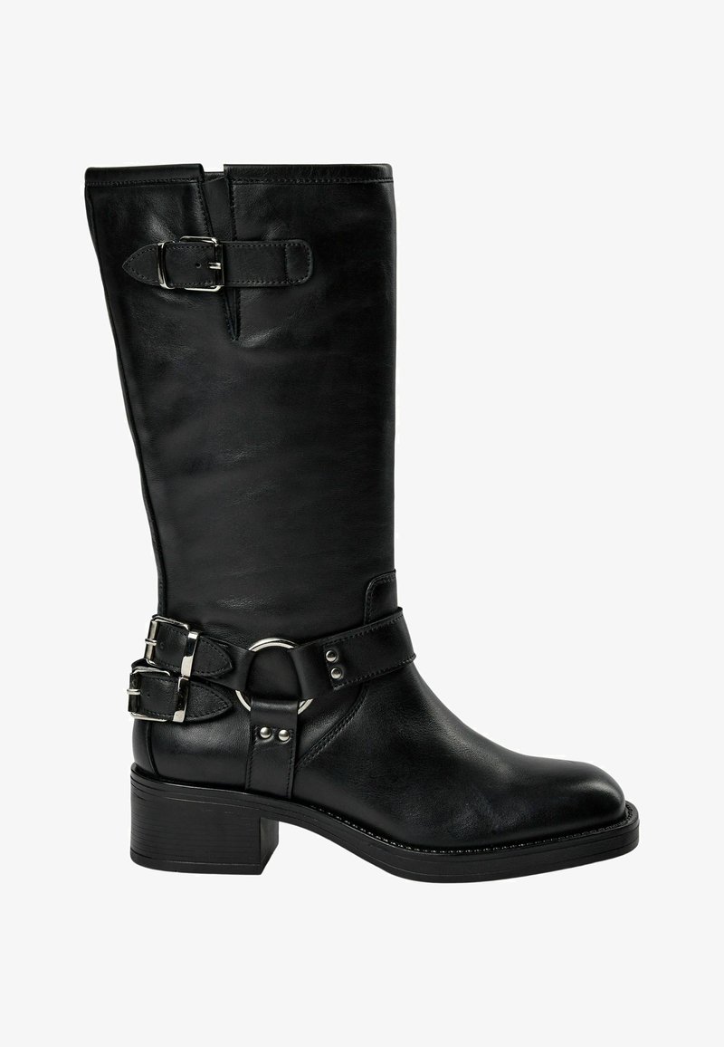 Sort midtkalv læderstøvle med lav blokhæl, to sølvspænder ved anklen, et spænde nær toppen og rem med metalringdetalje.