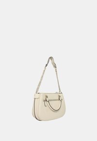Borsa a mano in pelle crema con forma strutturata, doppi manici superiori e tracolla con catena staccabile. Presenta una tasca anteriore con cerniera e accessori in oro.