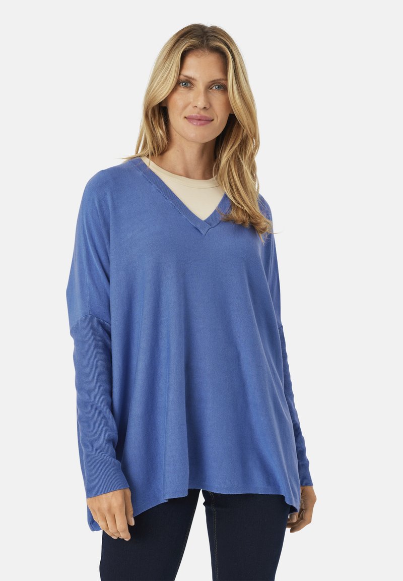 Suéter de pico azul claro con mangas largas acanaladas y un corte relajado, fabricado en material suave, con aberturas laterales en el dobladillo.