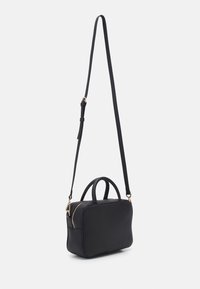 Sac en bandoulière rectangulaire noir avec zipper doré, deux poignées et une bandoulière ajustable sur fond blanc.