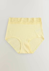 Sous-vêtements pour femmes taille haute en jaune doux avec une large ceinture en dentelle florale, design sans couture et couvrance totale sur un fond neutre.