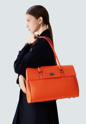 Orangenfarbene Lederhandtasche mit strukturiertem Design, Klappenverschluss und silbernen Hardware-Akzenten. Glatte Textur mit einer geprägten Oberfläche.