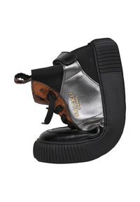 Wysokie buty sportowe z metalicznej srebrnej i brązowej skóry, z czarną gumową podeszwą. Zawierają sznurowadła i uchwyt do łatwego zakładania.