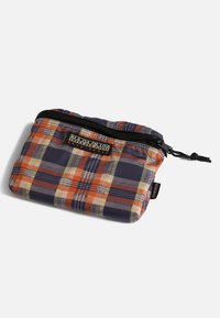 Pochette con zip a quadri in arancione, blu navy e crema; realizzata in tessuto con una superficie liscia; presenta una zip nera e una patch con logo.