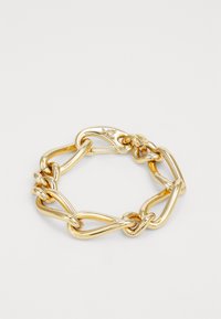 Bracciale in oro con maglie intrecciate e finitura liscia e lucida. Il dettaglio del gancio è significativo e aggiunge interesse visivo.