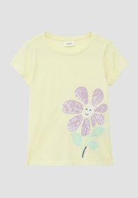 Lichtgele T-shirt met korte mouwen, voorzien van een paarse glinsterende bloemontwerp en groene bladeren, met een lachend gezicht in het midden van de bloem.