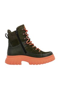 Bottes mi-cheville en daim vert et cuir avec des lacets orange, fermeture éclair sur le côté, et une semelle en caoutchouc orange chunky avec un design texturé.
