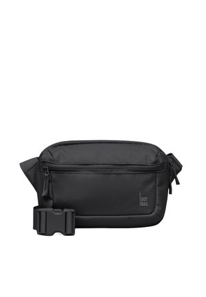 Kompaktowa czarna nerka z przednią kieszenią na zamek, regulowanym paskiem i plastikową klamrą, z logo "GOT BAG" w dolnym prawym rogu.