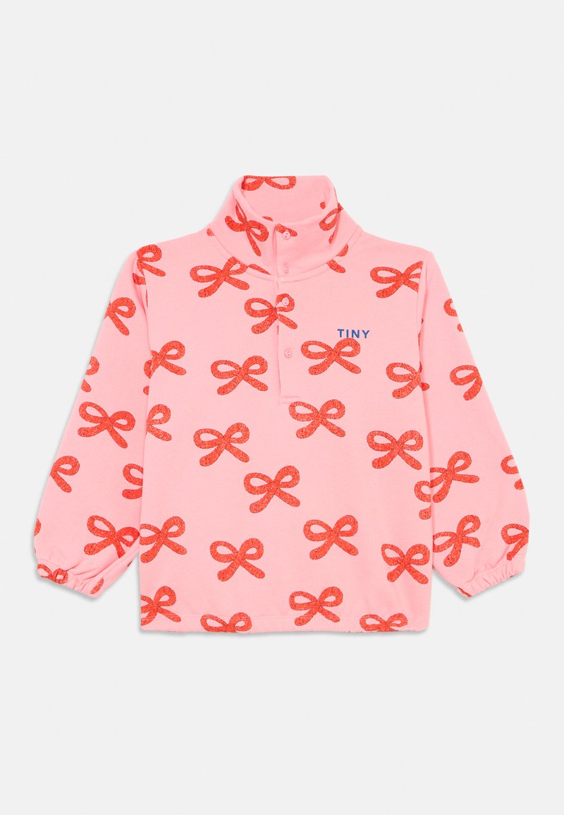 Pullover per bambini di colore rosa a maniche lunghe con motivi a fiocco rosso, colletto alto abbottonato, polsini elasticizzati e testo "TINY" sul lato sinistro del petto.