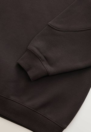 Sweatshirt marron foncé avec des poignets et un ourlet côtelés. Texture lisse avec un col rond et une couture visible sur la manche.