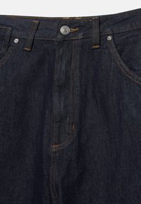 Jeans in denim blu scuro con tasche anteriori, passanti per cintura, cuciture arancioni e chiusura con bottone argentato in vita.