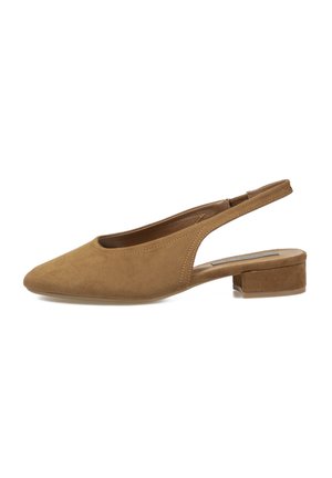 Zapato de mujer tipo slingback de ante marrón con punta afilada y tacón bajo de bloque sobre un fondo blanco.