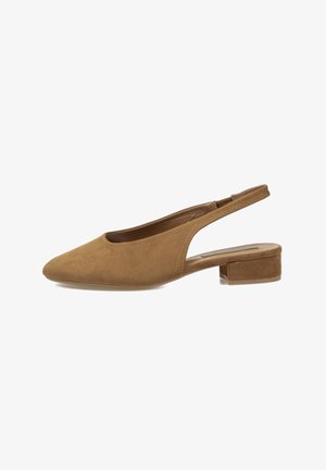 Zapato de mujer tipo slingback de ante marrón con punta afilada y tacón bajo de bloque sobre un fondo blanco.