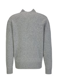 Grauer gestrickter Pullover mit hohem Kragen, gerippten Bündchen und Saum. Hat eine strukturierte Oberfläche und eine lockere Passform. Rückansicht angezeigt.