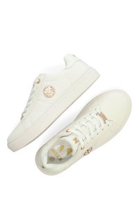 Vita sneakers med en vadderad textur, med en rund logotyp, roséguldfärgad accent och en slät tådel. Snörning med platta skosnören.