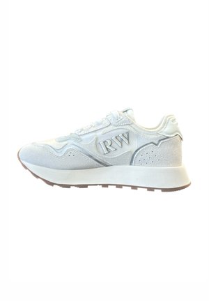 Baskets de sport bleu clair en matériaux en suédine et en mesh, dotées d'une semelle texturée, d'une forme arrondie et d'un logo de marque discret sur le côté.